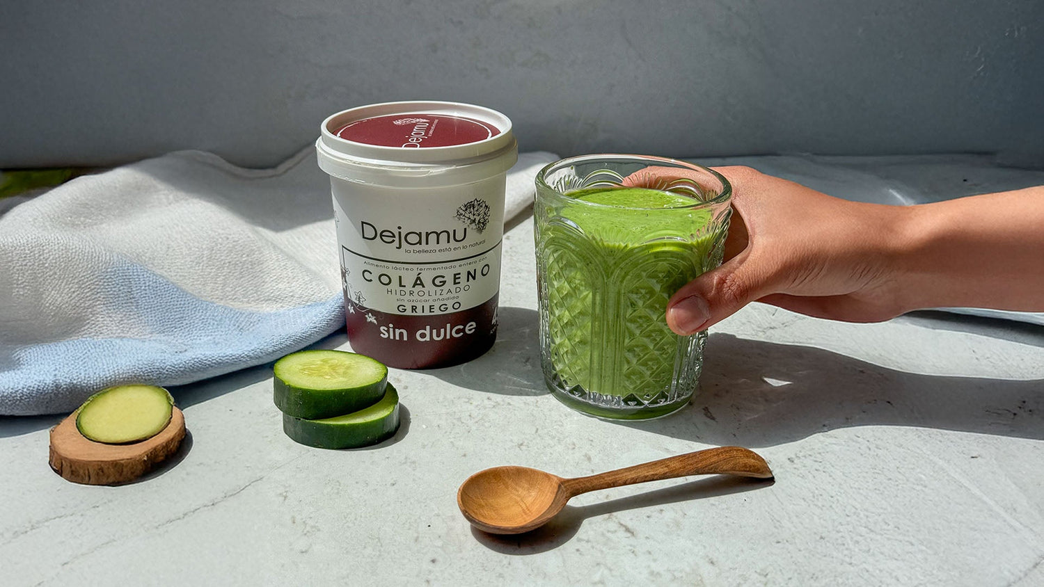 Smoothie verde de yogurt griego con colágeno hidrolizado