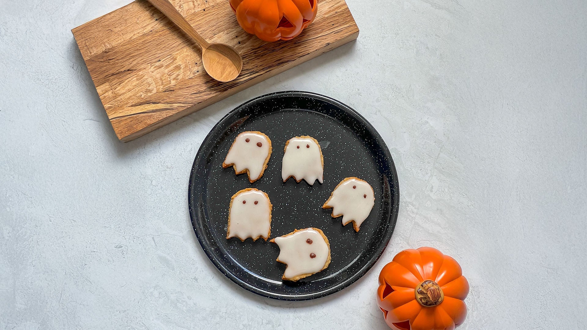 Galletas fantasma con yogurt griego. ¡Están boooo-enísimas!
